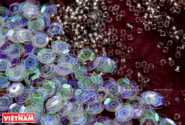 La inserción de abalorios es uno de los pasos importantes para perfeccionar la prenda antes de ser exportada (Fuente: Revista Vietnam)