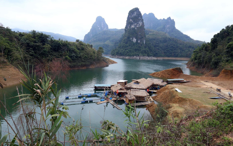 Las casas flotantes, hechas con materiales cercanos a la naturaleza, brindan una vista pacífica para los turistas. (Foto: VNA)