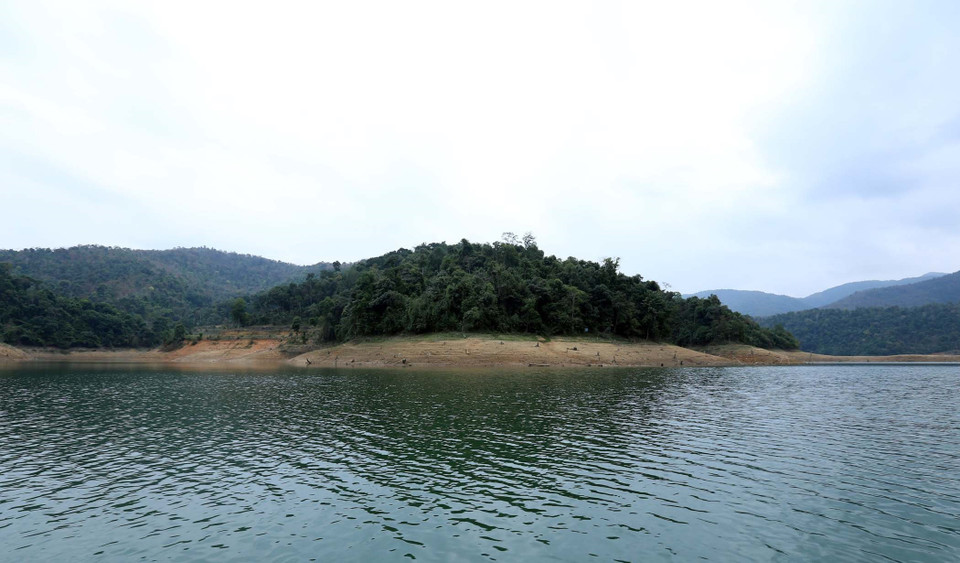 Alrededor de la bahía hay islas con una rica vegetación que crean un entorno tranquilo. (Foto: VNA)