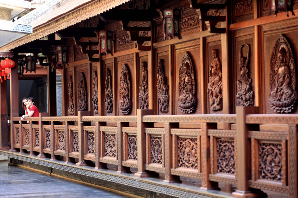 Las paredes y puertas de madera están talladas meticulosamente, con imágenes de budas. (Foto: VNA)