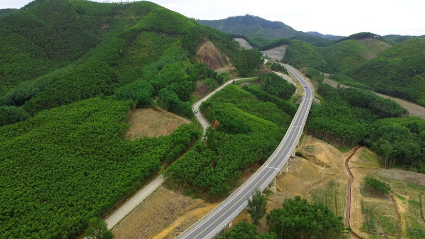 Desde arriba se puede ver cómo la autopista se extiende entre los cerros (Fuente: VNA)