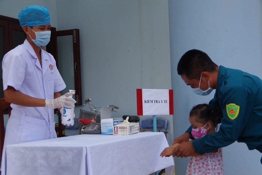 La fuerza médica militar en el distrito de Truong Sa realiza el examen de salud y divulga a los pobladores las medidas destinadas a prevenir la pandemia (Fuente: VNA)