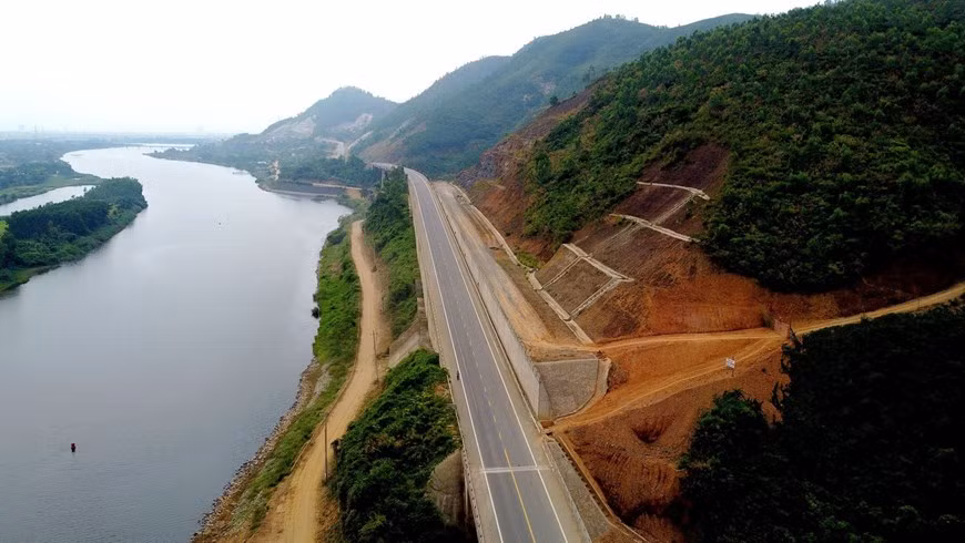 El tramo del kilómetro 61 de la autopista discurre de forma paralel al río Cu De en el distrito Hoa Vang de la ciudad de Da Nang (Fuente: VNA)