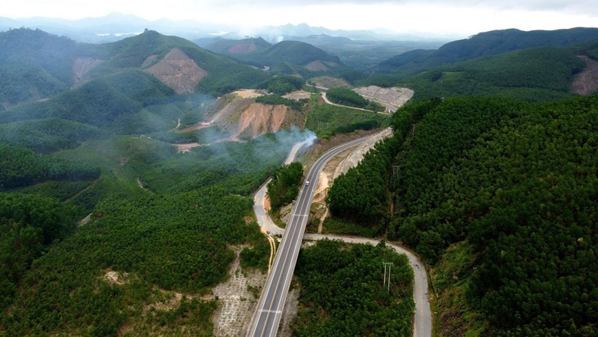 La autopista La Son-Tuy Loan cuenta con una inversión total de cerca de 500 millones de dólares y en la primera fase del proyecto se construyeron más de 77 kilómetros de largo con dos carriles y 12 metros de ancho (Fuente: VNA)