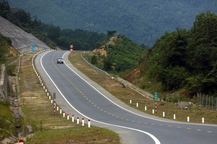 La autopista atraviesa la cordillera de Bach Ma en la provincia de Thua Thien-Hue (Fuente: VNA)