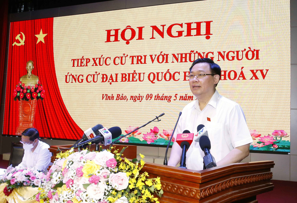 El presidente de la Asamblea Nacional, Vuong Dinh Hue, interviene durante la reunión con los votantes en el distrito de Vinh Bao (Fuente: VNA)