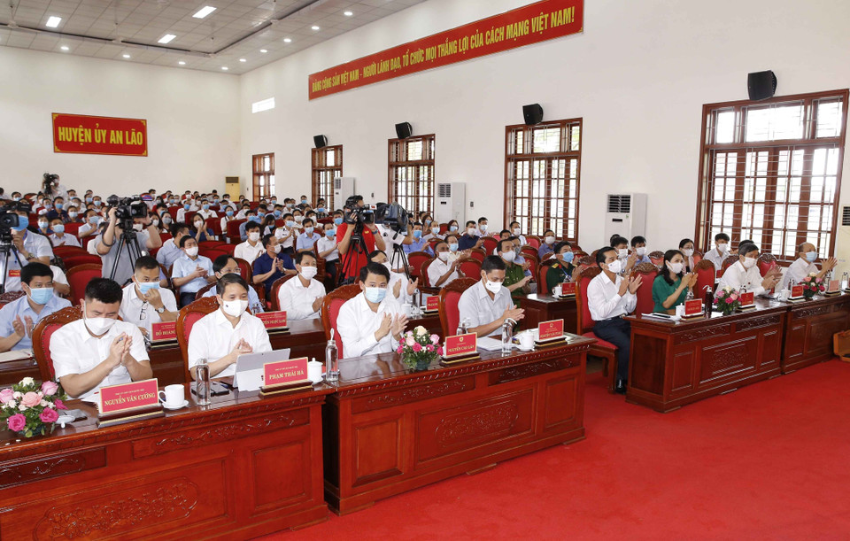 Los delegados y electores del distrito de An Lao participan en la reunión de votantes con los candidatos de la Asamblea Nacional de la XV legislatura, en el distrito de An Lao de la ciudad de Hai Phong (Fuente: VNA)