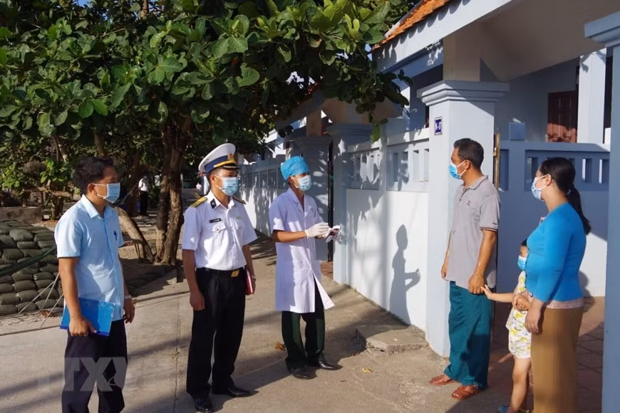La fuerza médica militar en el distrito insular de Truong Sa visita a las familias para explicar la importancia de cumplir las medidas preventivas contra el COVID-19 (Fuente: VNA)