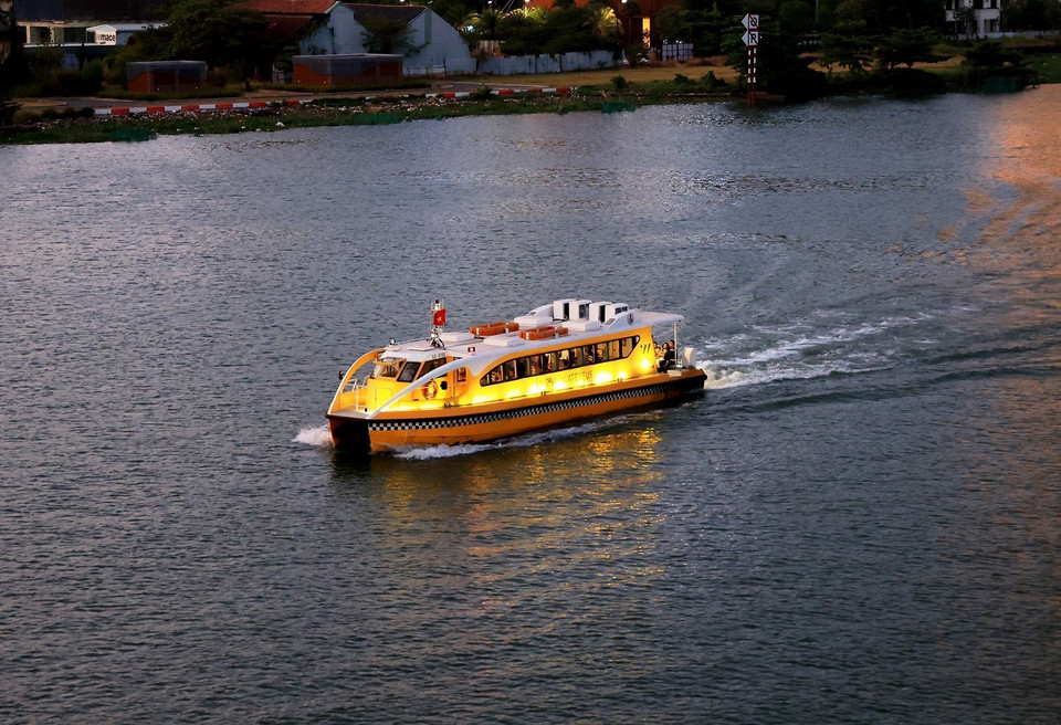 Autobús turístico que transporta pasajeros para visitar Ciudad Ho Chi Minh en el río Saigon (Fuente: VNA)