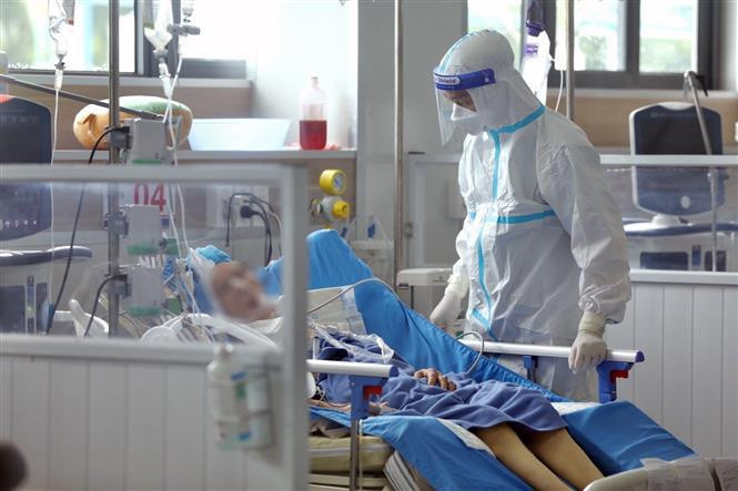 El Hospital de la Universidad de Medicina de Hanoi realiza el tratamiento para 17 pacientes graves del COVID-19, la mayoría de los cuales están intubados endotraqueales con ventilación mecánica invasiva (Fuente: VNA)