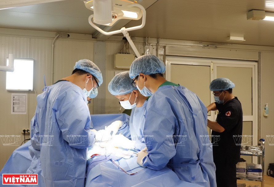 Los medios de comunicación de los países y de la ONU publican las imágenes de médicos militares vietnamitas que cuidan a sus pacientes (Fuente: Departamento de Mantenimiento de la Paz de Vietnam)