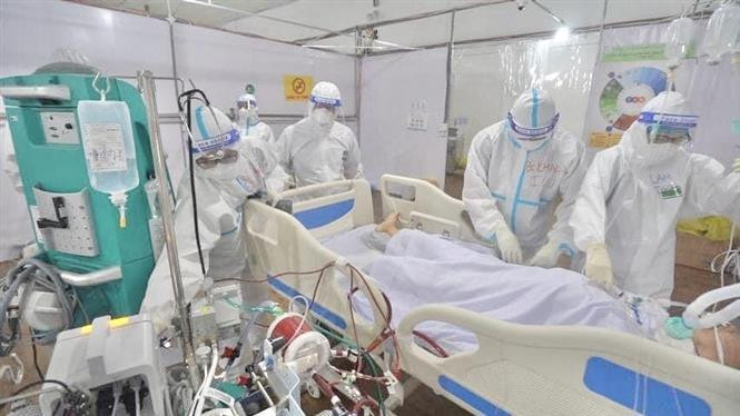 Un médico atiende al paciente del COVID-19 en el hospital de campaña (Fuente: VNA)