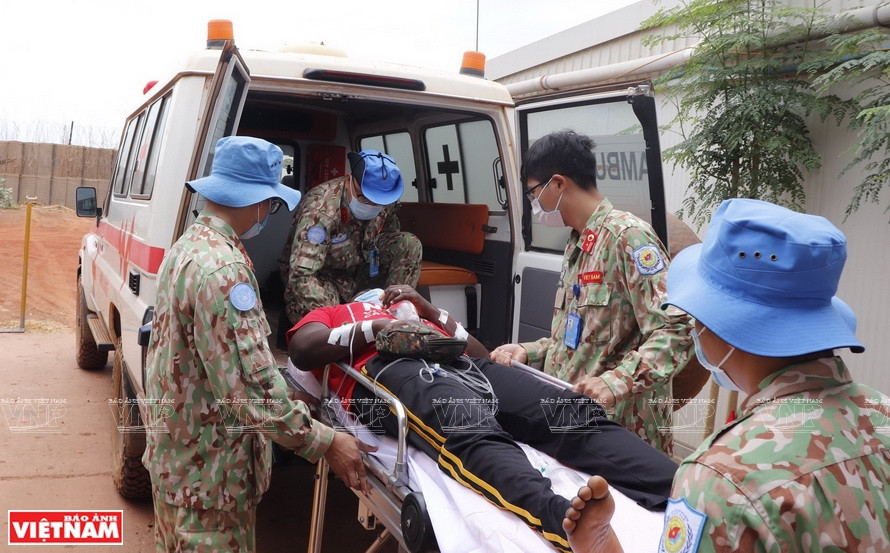 El segundo hospital de campaña de segundo nivel realiza exámenes y tratamiento médico para más de mil 400 pacientes, y constituye el prestigioso centro de atención médica para más de dos mil 200 empleados de las Naciones Unidas en Bentiu, Sudán del Sur (Fuente: Departamento de Mantenimiento de la Paz de Vietnam)