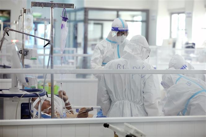 Los médicos y enfermeras han trabajado duro por salvar la vida de los pacientes graves del COVID-19 (Fuente: VNA)