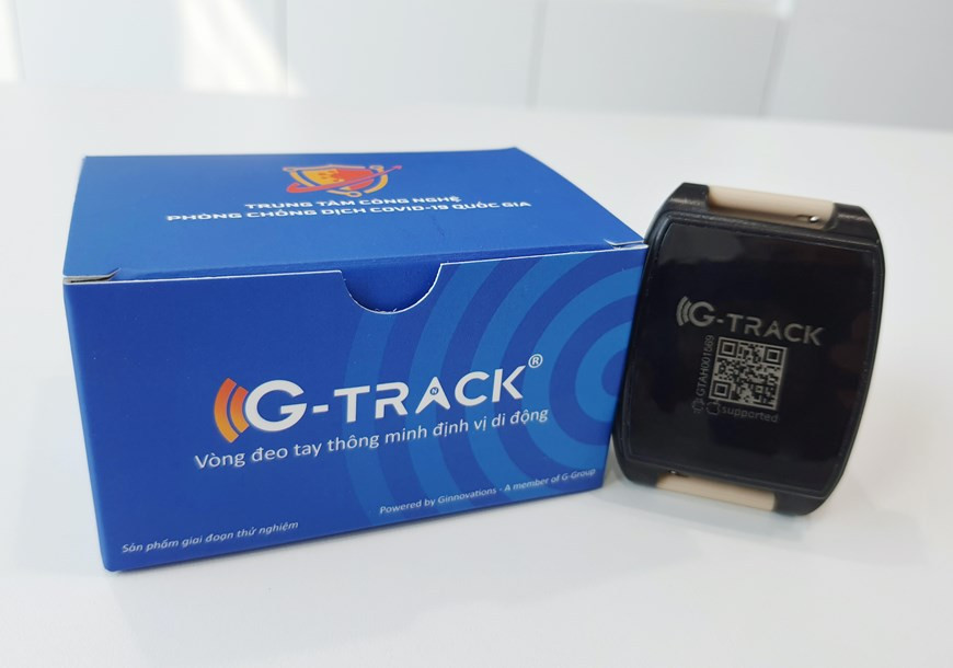 El Centro nacional de tecnología para la prevención y el control del COVID-19 y la compañía de Ginnovations presentaron la pulsera electrónica de monitoreo hecha en Vietnam para los casos F1 que realizan el aislamiento domiciliario (Foto: Ginnovations)