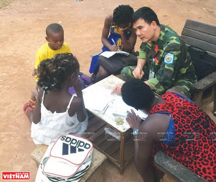 La Fuerza de Mantenimiento de la Paz de Vietnam no solo ha implementado las tareas de mantener la paz, sino que también contribuye a impulsar los nexos amistosos entre las comunidades locales (Fuente: Departamento de Mantenimiento de la Paz de Vietnam)