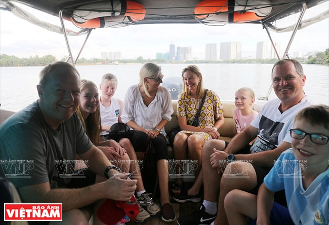 Los visitantes pueden hacer un recorrido por el río Saigón (Foto: VNA)