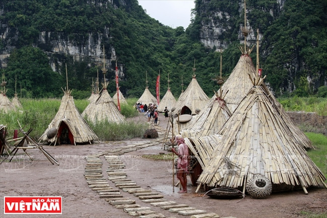El Consejo de Administración de Paisaje de Trang An restaura el estudio de tranvía original de la película que consiste en la aldea tribal con unas 40 casitas fijadas con los artículos decorativos y modelos de un barco y un avión (Foto: VNA)