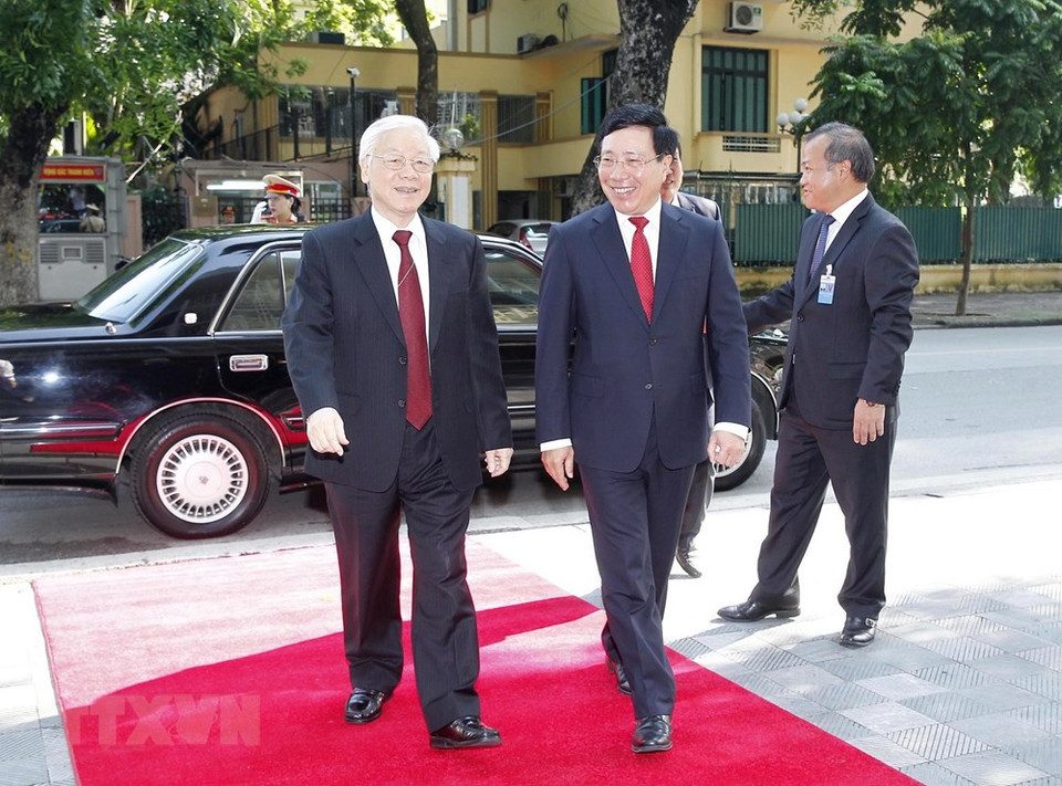 El secretario general del Partido Comunista, Nguyen Phu Trong, y el viceprimer ministro y canciller, Pham Binh Minh