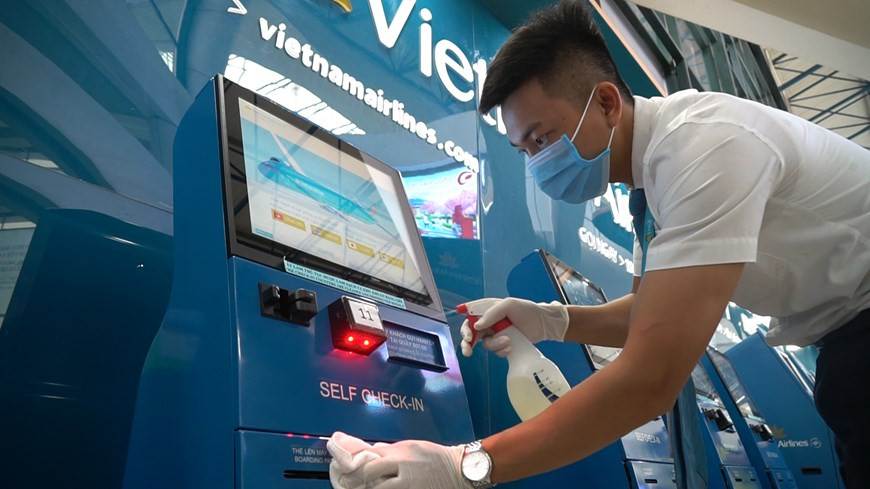 Los quioscos de autofacturación se desinfectan con frecuencia. Los quioscos de autoservicio de check-in facilitan la facturación en el aeropuerto. Además del check-in, un pasajero puede confirmar o cambiar su asiento, y ver las opciones de mejora si corresponde. Puede utilizar los quioscos de autoservicio, incluso si ya tienen una tarjeta de embarque móvil. Sin embargo, consulte a un agente del mostrador de check-in si se ha cambiado su reserva y no se volvió a emitir, si viaja con niños de dos años o menores, si utiliza vuelos de código compartido, o si usa tarjetas de pago internacionales que deben ser verificadas. (Fuente: Vietnam+)