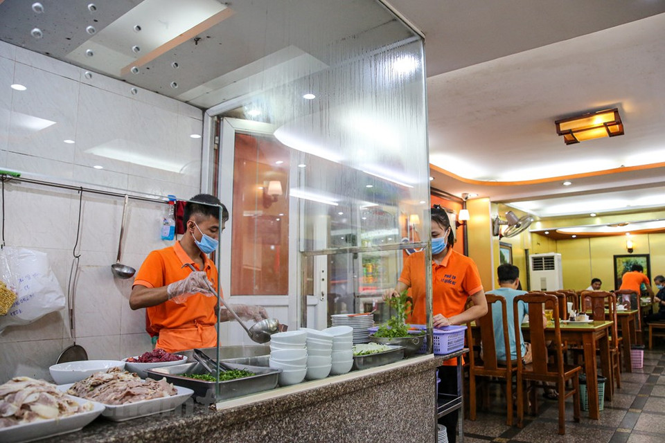 Desde las 0:00 (hora local) del 19 de agosto, los restaurantes y cafeterías en Hanoi han ejecutado estrictamente las medidas de la prevención y lucha contra la pandemia de COVID-19. Para los casos que no cumplen esas regulaciones, las autoridades aplicarán multas y ordenarán el cierre del establecimiento. Esta ciudad también continuará aumentando la divulgación para elevar la conciencia de la población en este asunto, además de mantener suspendida la organización de festivales, ceremonias religiosas, eventos deportivos y culturales en lugares públicos y cerrar los locales de entretenimiento como karaoke, bares y discotecas con el fin de evitar la concentración de multitudes, (Foto: Minh Son / Vietnam +)