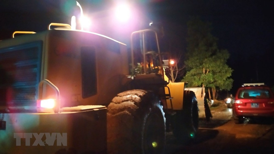 Vehículos entran en el área del deslizamiento de tierra en la comuna de Tra Leng (Foto: Tran Le Lam / VNA)