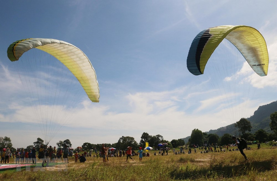 Piloto explora la belleza natural de Bay Nui (Fuente: VNA)