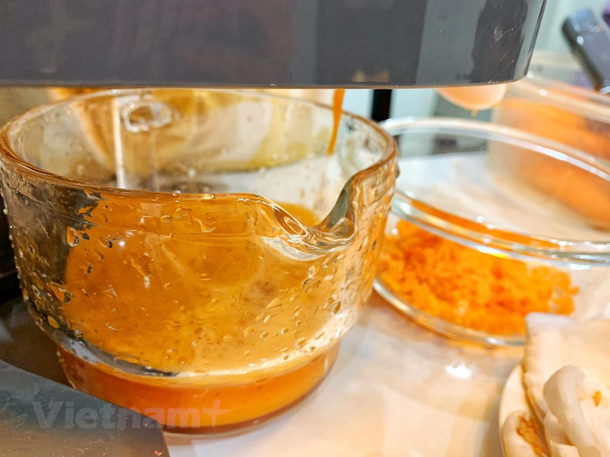 El jugo de zanahoria es una sabrosa y sana manera de incluir más vitaminas A y C en la alimentación. Aporta solo 130 calorías por vaso (aproximadamente) y representa un excelente sustituto de los refrescos y bebidas azucaradas que hay en el mercado. Dado su alto valor nutricional, consumirlo proporciona los beneficios que mencionamos a continuación. La piel es una de las partes del cuerpo que más se puede beneficiar de la ingesta de este jugo de zanahoria. Su alta concentración de vitaminas A y C aumenta la producción de colágeno, una sustancia necesaria para mantenerla joven y sin imperfecciones. También cuenta con vitamina E, un antioxidante que protege frente al estrés oxidativo y los rayos ultravioleta del Sol. (Foto: Mai Mai / Vietnam +)