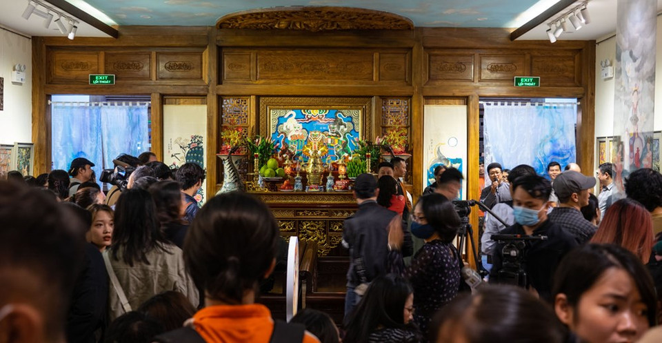 En la inauguración de la exposición “Tradición hacia la tradición”, el vicepresidente del Comité Popular del distrito capitalino de Hoang Kiem, Nguyen Anh Quan, reiteró que el origen del cuadro Hang Trong data de hace unos 400 años y en la actualidad se necesita trabajar juntos para lograr su conservación y desarrollo. Cada obra exhibida en el evento contiene pensamientos sobre el valor patrimonial de la cultura tradicional en la vida moderna, gracias a la iniciativa y los esfuerzos de maestros y estudiantes de la Facultad de Pintura de la Universidad de Bellas Artes de Vietnam y el apoyo del artesano Le Dinh Nghien. (Fuente: Vietnam+)