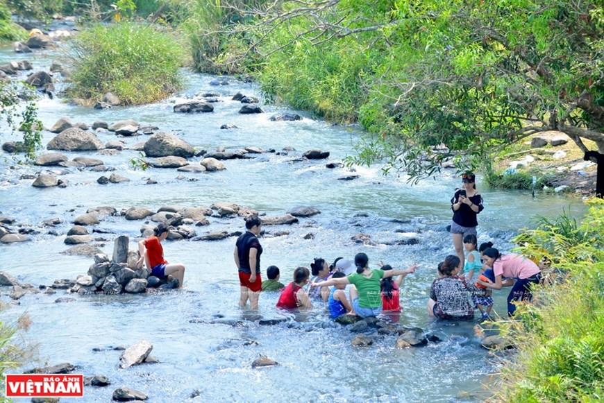 Los visitantes descubren la cascada Dray Sap