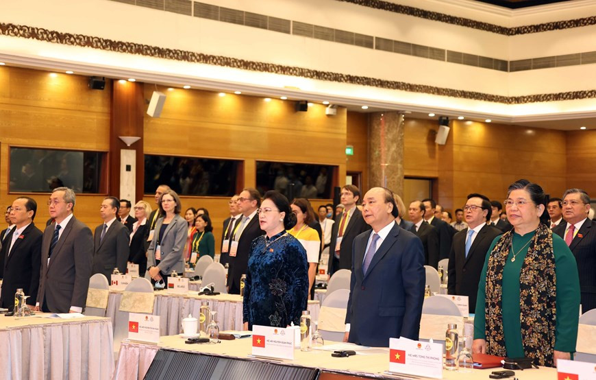 La presidenta de la Asamblea Nacional de Vietnam (AN) y de AIPA-41, Nguyen Thi Kim Ngan; el primer ministro y presidente de ASEAN 2020, Nguyen Xuan Phuc y otros delegados, realizan la ceremonia de izamiento de bandera, Fuente: VNA
