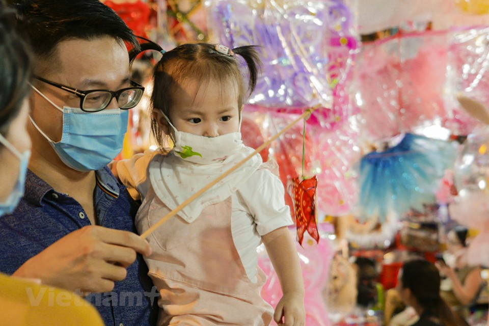 Los niños esperan especialmente el Festival del Medio Otoño, ya que los adultos a menudo les regalan juguetes. (Foto: Minh Hieu / Vietnam +)