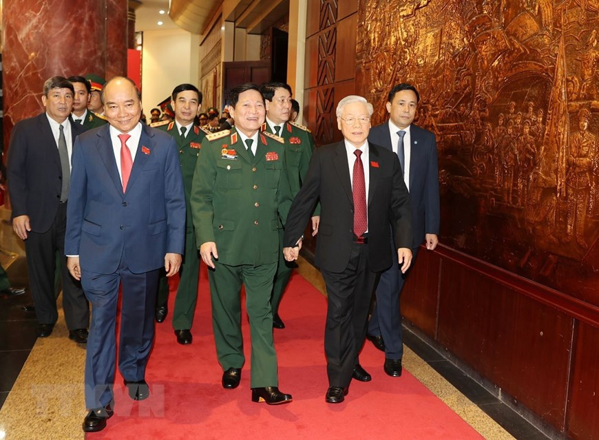El secretario general del Partido Comunista, presidente del país y el también secretario de la Comisión Militar Central, Nguyen Phu Trong (derecha), el premier Nguyen Xuan Phuc (izquierda) y el miembro del Buró Político y ministro de Defensa, Ngo Xuan Lich (Fuente: VNA)