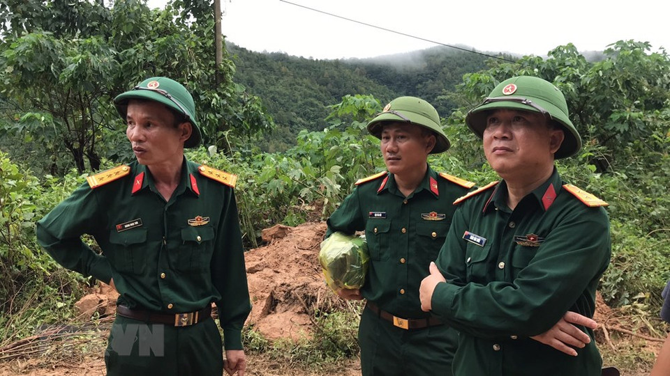 Las fuerzas de rescate se esfuerzan para acceder al escenario del deslave. (Foto: VNA)