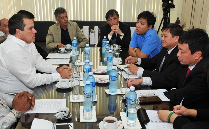 El subdirector general de la VNA, Dinh Dang Quang, sostuvo conversaciones con el presidente de Prensa Latina, Luis Enrique González Acosta, como parte de su visita a Cuba del 10 al 11 de abril de 2019 (Foto: VNA)