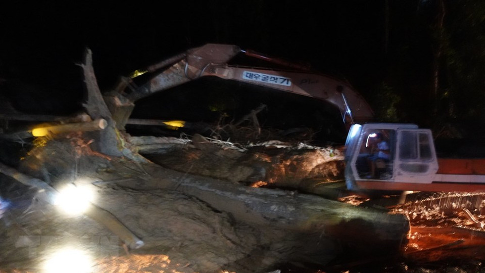 Las fuerzas de salvamento abren el camino hacia la zona del deslave de tierra en la comuna de Tra Leng. (Foto: Vy Thi / VNA)
