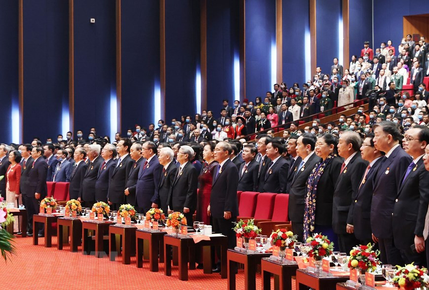 Dirigentes y exdirigentes de Vietnam realizan el saludo a la bandera nacional. (Fuente: VNA) 