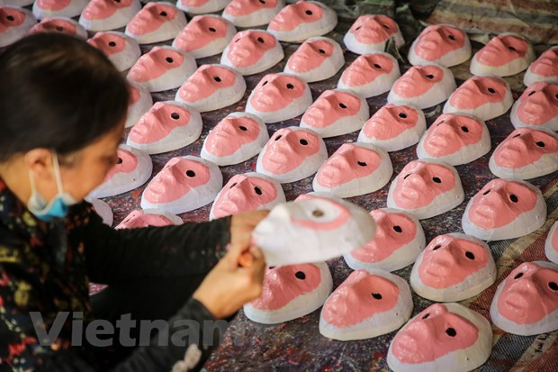 La producción de juguetes para la fiesta del Medio Otoño en la aldea de oficio se lleva a cabo durante todo el año y especialmente, se intensifica la fabricación de esos rubros en las jornadas cerca de agosto. Todos los días, el trabajo de secado será efectuado por las familias, la pintura en los productos será realizada por Huy Dong y su esposa. La máscara de cartulina de Ong Hao está hecha de papel, pegamento y color sintético con diversos diseños. En promedio, un artista puede dibujar cada día alrededor de 80 máscaras de cartulina, cada una de las cuales está hecha a partir de un molde de cemento diferente. (Foto: Vietnam +)