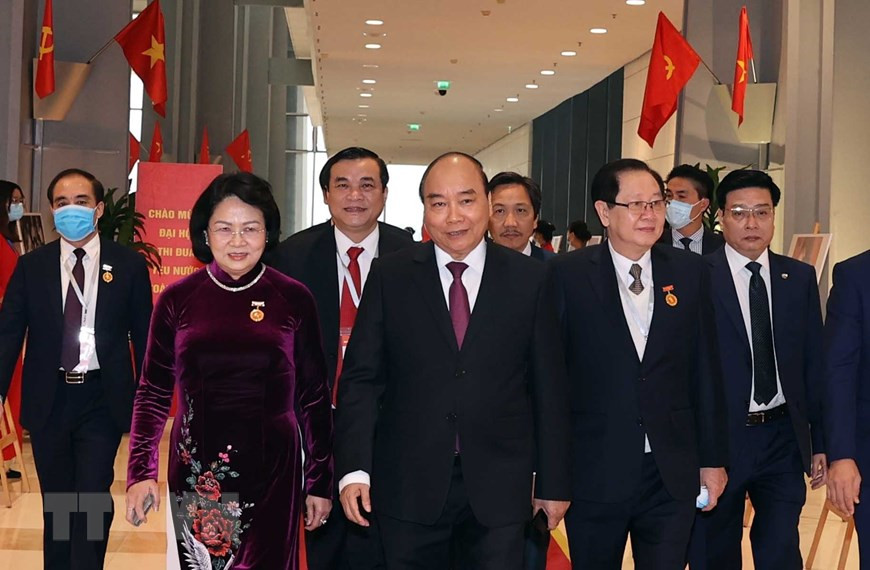 El primer ministro Nguyen Xuan Phuc, presidente del Consejo Central de Emulación y Recompensa, y los delegados asisten al evento. (Fuente: VNA)