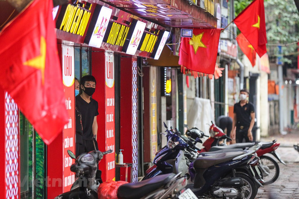 A partir de las 0:00 (hora local) del 19 de agosto, todos los restaurantes y cafeterías en Hanoi han implementado las restricciones del distanciamiento social, en los cuales se ha mantenido un ancho mínimo de un metro entre asientos para la prevención y control de la propagación de la epidemia de COVID-19. Tal decisión se produjo después que la capital reportó otro nuevo caso en la comunidad, identificado como la paciente 979, de 33 años de edad, que viajó a la ciudad central de Da Nang del 22 al 25 de julio con su esposo y dos hijos. Particularmente, antes de dar positivo al coronavirus, la paciente participó en tres fiestas. Las autoridades capitalinas alertaron sobre el alto riesgo de contagio de la pandemia del COVID-19 en los hospitales y restaurantes en los próximos tiempos. (Foto: Minh Son / Vietnam +)