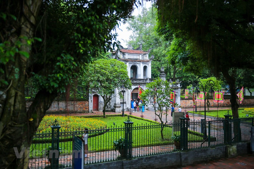 Hanoi es la ciudad capital de Vietnam y la segunda ciudad más grande del país tras la Ciudad Ho Chi Minh. Se encuentra situada en la zona norte del país, en la margen derecha del río Rojo a una distancia de aproximadamente 1760 km al norte de Ciudad Ho Chi Minh y a unos 120 km al oeste de Hai Phong, principal puerto de Vietnam. Es el corazón cultural de Vietnam y una ciudad encantadora donde los templos y pagodas antiguas se sitúan juntos con las callejuelas y barrios coloniales. Es, además, una ciudad hermosa y atractiva por sus obras arquitectónicas. (Foto: Vietnam+)