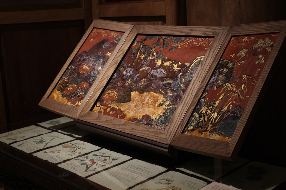 En el pasado, el cuadro Hang Trong no podía faltar en el interior de los hogares de las familias en el norte de Vietnam, Sin embargo, las necesidades de las personas han cambiado en la actualidad, pocas personas recuerdan y usan pinturas folclóricas. Por tal motivo, maestros y alumnos de la Facultad de Pintura de la Universidad de Bellas Artes de Vietnam realizaron una serie de obras en un mes de intenso trabajo, en aras de reavivar el interés y el recuerdo del público sobre la pintura Hang Trong, con el fin de levantar el amor y el respeto a los valores culturales y las tradiciones de Vietnam. (Fuente: Vietnam+)