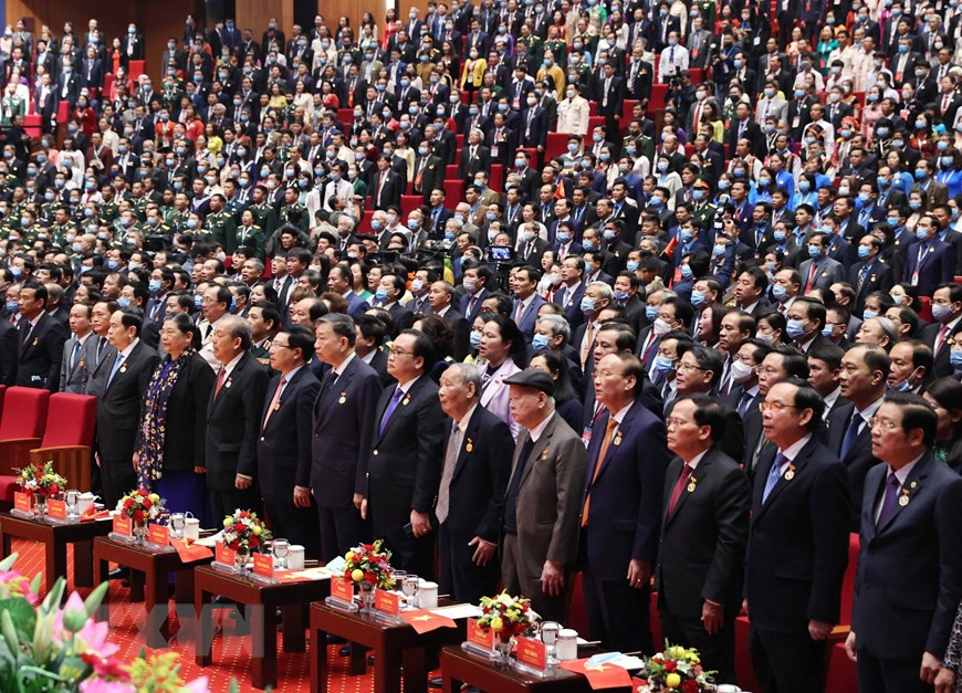 Dirigentes y exdirigentes de Vietnam realizan el saludo a la bandera nacional. (Fuente: VNA) 