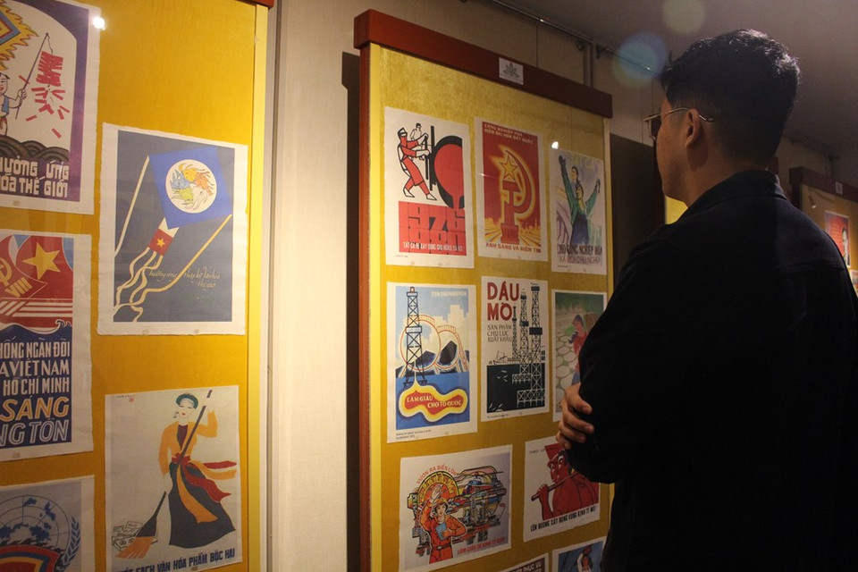 El color, el material y otros elementos también son factores que atraen la atención de los visitantes, sobre todo los estudiantes en la exposición de pósteres conmemorativos por el 1010 aniversario de la fundación de la capital antigua Thang Long. Con más de mil pósteres, la muestra tiene como objetivo transmitir al público las bellezas culturales y tradicionales de más de mil años de Thang Long, así como los patrimonios culturales legados por los antepasados que se han convertido en activos invaluables para las generaciones de hoy. Hanoi es la actual ciudad capital de Vietnam y la segunda urbe más grande del país tras Ciudad Ho Chi Minh (Foto: Minh Anh / Vietnam +)