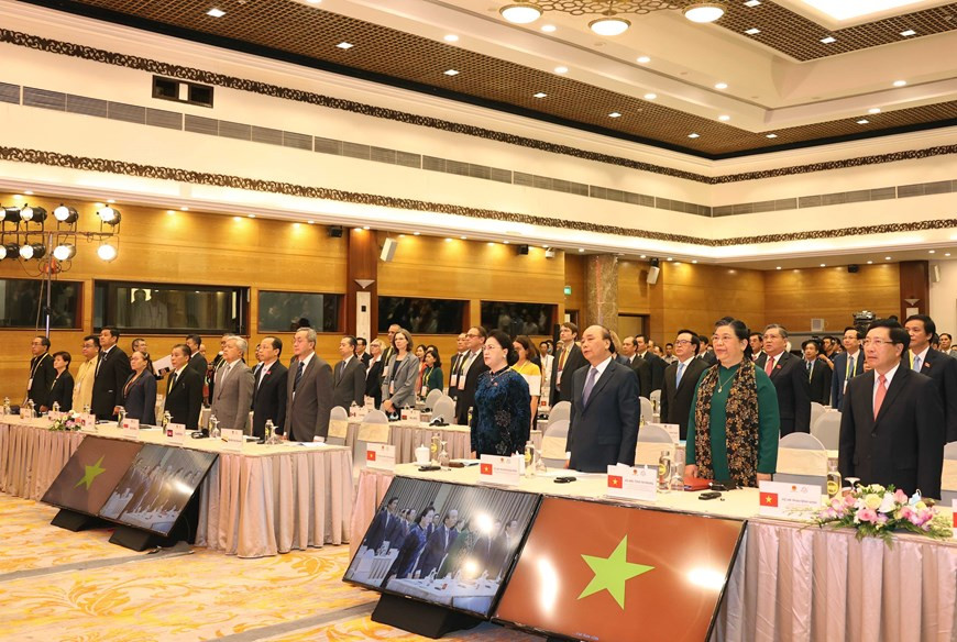 La presidenta de la Asamblea Nacional de Vietnam (AN) y de AIPA-41, Nguyen Thi Kim Ngan; el primer ministro y presidente de ASEAN 2020, Nguyen Xuan Phuc y otros delegados, realizan la ceremonia de izamiento de bandera, Fuente: VNA