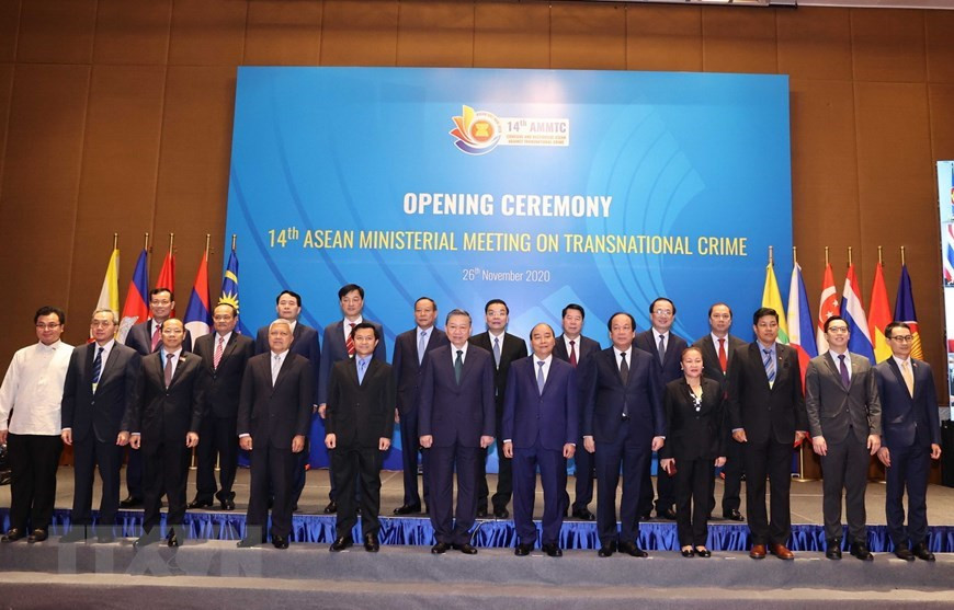 El primer ministro de Vietnam, Nguyen Xuan Phuc, y los delegados en el evento (Foto: VNA)