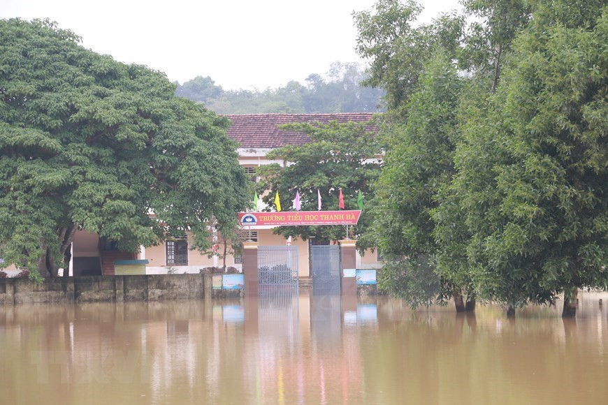 La escuela primaria de Thanh Ha, en el distrito de Thang Chuong, todavía está inundada (Foto: VNA)