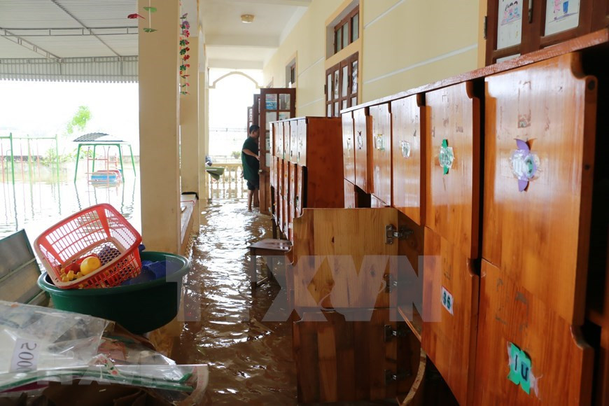 El círculo infantil Thanh Ha es la escuela más afectada por las inundaciones en el distrito de Thanh Chuong de la provincia de Nghe An. Todos los objetos e instalaciones escolares fueron dañados y arrastrados. (Foto: VNA)