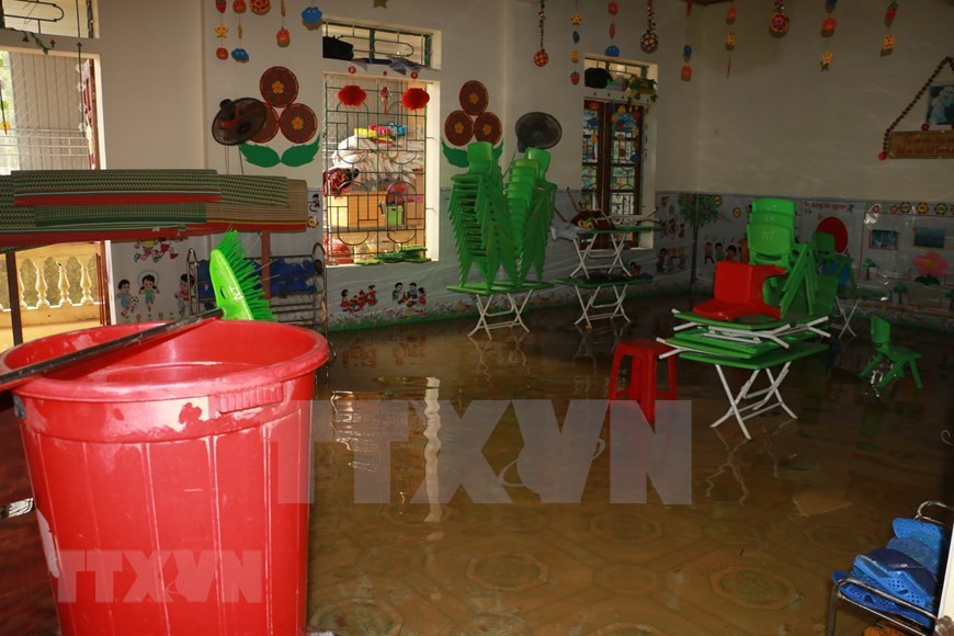 El círculo infantil Thanh Ha es la escuela más afectada por las inundaciones en el distrito de Thanh Chuong de la provincia de Nghe An. Todos los objetos e instalaciones escolares fueron dañados y arrastrados. (Foto: VNA)