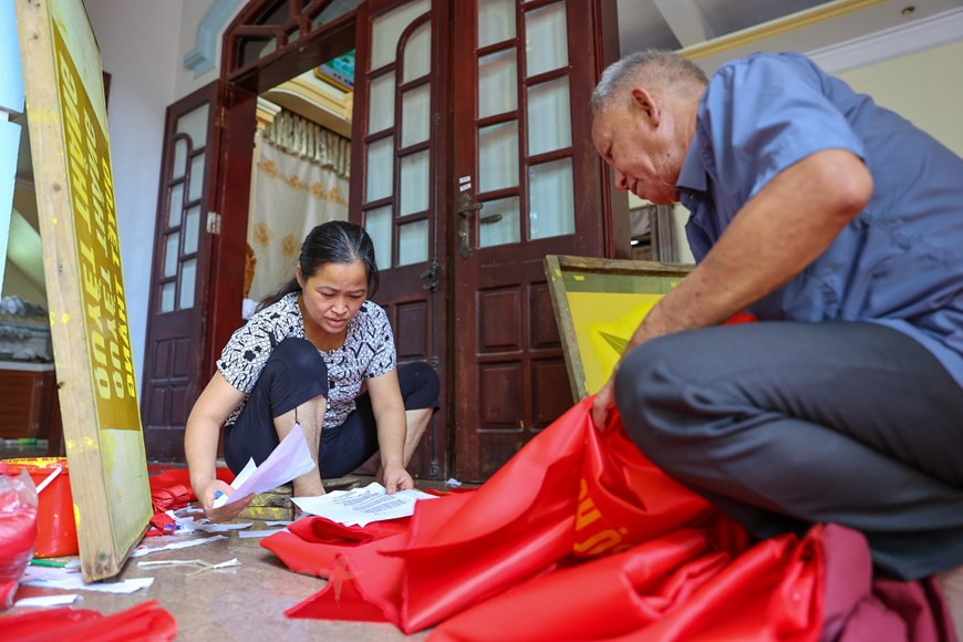 Con motivo de las celebraciones por el 75 aniversario de la Revolución de Agosto y el Día Nacional de Vietnam (2 de septiembre), los pobladores de la aldea de Tu Van, en la comuna de Le Loi, distrito de Thuong Tin, Hanoi, se apresuran a elaborar las banderas de la Patria para distribuirlas en todo el país. Mientras que muchos artesanos optan por aplicar las tecnologías de producción avanzadas para lograr una mayor productividad, algunos hogares en esta localidad todavía conservan los métodos tradicionales de bordado, como la familia de Vuong Thi Nhung que ha preservado ese oficio durante tres generaciones. (Foto: Vietnam+)